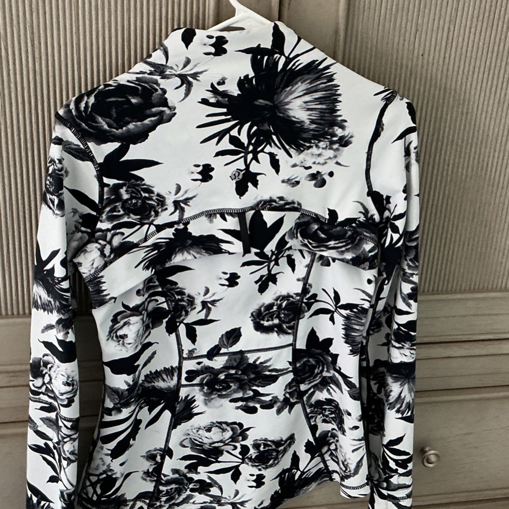 lululemon athletica Black & White Floral Zip define jacket - Picture 3 of 5